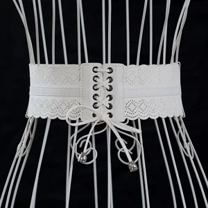 Cintura larga e scavata bianca da donna, corsetto in ecopelle con lacci e decorazione con nappe.