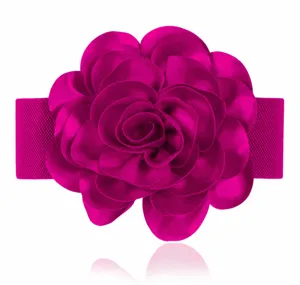 Gros plan sur les détails de la grande décoration florale et du tissu de ceinture.