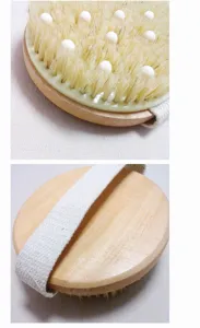 Detailansicht der runden Holzbadebürste mit weichen Borsten und praktischem Haltegurt.