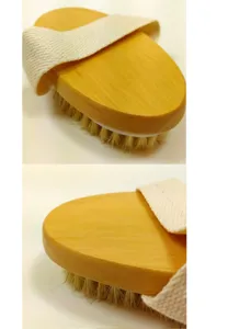 Natürliche Holzbadebürste Detail mit ovaler Form, weichen Borsten und strapazierfähigem Band.