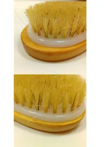 Natürliche Holzdusche Bürste mit weichen Borsten, ergonomischer Körper für die tägliche Pflege.