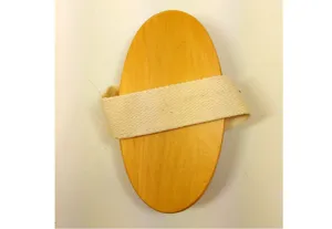 Detailansicht der glatten Holzoberfläche und des stabilen Textilriemens der praktischen Badbürste.