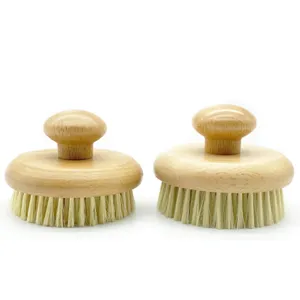 Detail brosse corps en bois, massage poils naturels, poignée ronde ergonomique pour brossage.