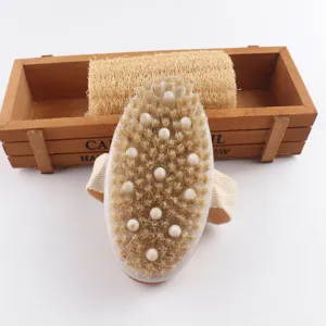 Spazzola da bagno corpo in setole naturali con nodi massaggianti e dettaglio del cinturino.
