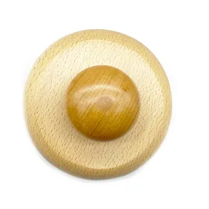 Détail en gros plan d'un manche de brosse de massage corporelle en bois de hêtre.