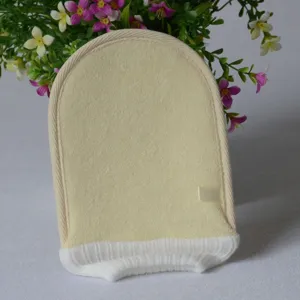 Primo piano del guanto da doccia esfoliante, texture luffa naturale con polsino elastico bianco.