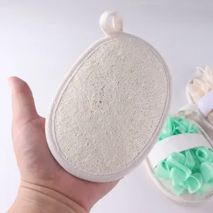 Dettaglio spugna da bagno in luffa naturale, tampone esfoliante per la doccia quotidiana.