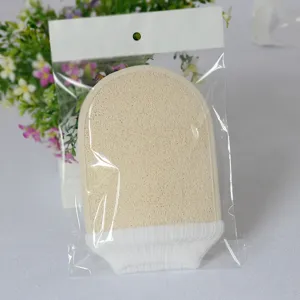 Dettaglio guanto da bagno in luffa naturale, scrub doccia in fibra vegetale, polsino bianco.