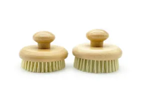 Vue détaillée de la brosse de bain ronde en bois avec poignée pour les soins corporels.