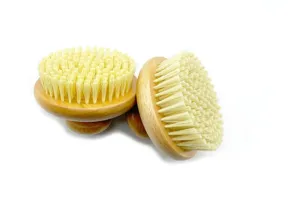 Brosse pour le corps en bois avec poignée ronde et poils doux pour douche et massage.