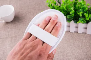 Primo piano dettagliato del guanto spugna doccia bianco con fascia elastica per uso quotidiano