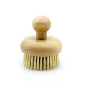 Brosse de corps en bois avec manche rond pour un gommage et un massage de douche.