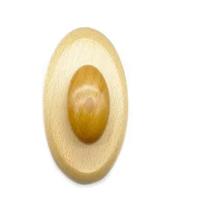 Détail de la brosse de corps en bois avec grain de hêtre poli et poignée de prise confortable.