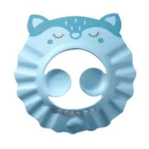Gros plan sur le bonnet de douche bleu pour bébé avec protection d'oreilles et boutons réglables.