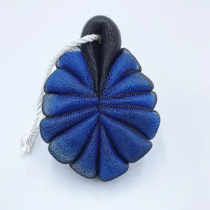 Detailansicht des blau-schwarzen Netz-Duschpuffs mit Aufhaengesehne fuer die taegliche Pflege.