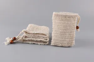 Detailansicht der Seifennetzbeutel aus Naturfaser mit Kordelzug und Holzkugel als Verschluss.