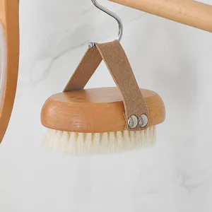 Dettaglio spazzola da bagno ovale per il corpo in faggio, setole in nylon con cinturino.