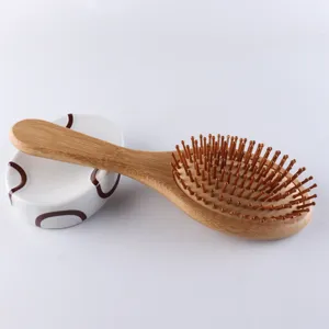 Spazzola per capelli con cuscino in bambù naturale e perni da massaggio per cuoio capelluto.