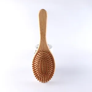Spazzola per capelli naturale in bambù con perni in legno per quotidiano styling e massaggio.