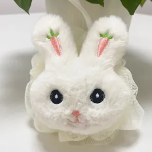 Vista dettaglio spugna da bagno coniglietto carino, orecchie in morbido peluche con ricamo carota.