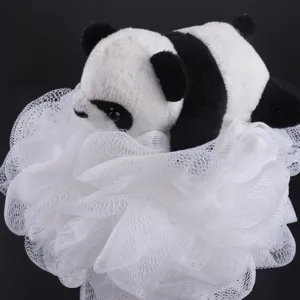 Vue de détail de l'éponge de bain panda mignon, boule de loofah en filet doux pour le corps.
