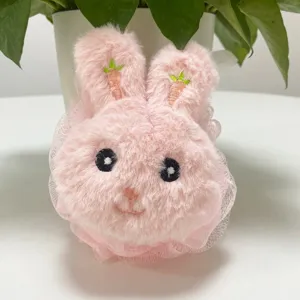 Graziosa spugna da bagno in rete a forma di coniglietto rosa con ricamo di carota.