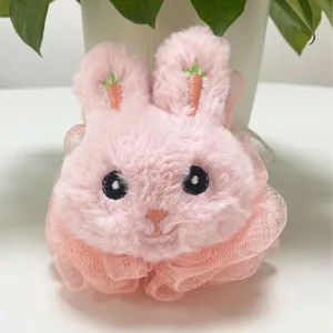 Simpatico spugna da bagno coniglietto rosa con ricamo carota, soffice pouf doccia per una doccia.