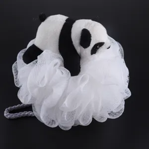 Gros plan détail d'un adorable jouet panda en peluche sur une éponge de douche douce.