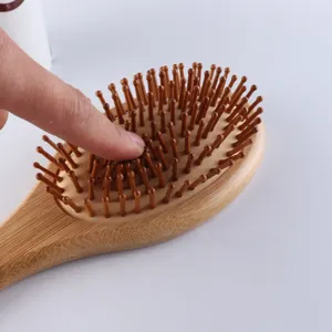 Spazzola per capelli naturale in bambù con cuscino d'aria per la cura quotidiana dei capelli.