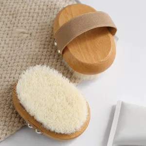 Spazzola da bagno ovale in legno con setole in nylon e fascia elastica per il corpo.