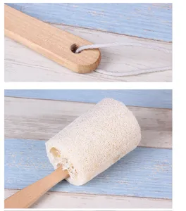 Nahaufnahme des Naturluffa Badeschwamms mit Holzlänge und praktischer weißer Aufhängekordel.