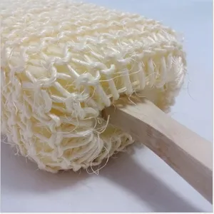 Nahaufnahme der Natursisal-Badebürste mit gewebter Textur und stabilem Holzgriff Detail.