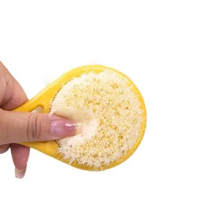 Detailopname toont het getextureerde borsteloppervlak en de ergonomische handgreep van de borstel.