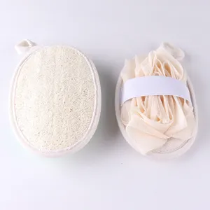 Vista ravvicinata della spugna da bagno bifacciale in luffa e rete dotata di comoda fascia elastica.