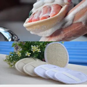Vista dettagliata di spugne da bagno in luffa naturale con cinghia per un peeling corpo delicato.
