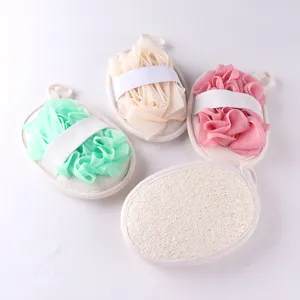 Primo piano dettagliato di tamponi da bagno in luffa naturale con rete colorata e cinturino.