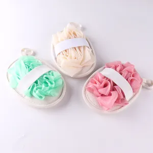 Spugna da bagno naturale in loofah con cinturino e rete per un peeling esfoliante del corpo.