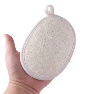 Spugna da bagno esfoliante in luffa naturale ovale per doccia con cordino appeso.