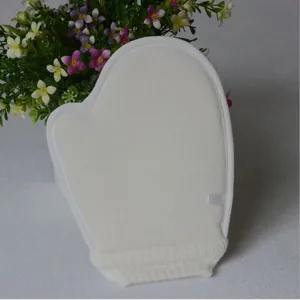 Weißer Peeling-Duschhandschuh im Detail, weich strukturierte Oberfläche für tägliche Körperpflege.