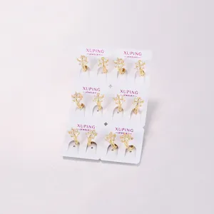 Pendientes de aro geométricos de trébol en latón bañado en oro con circonitas.
