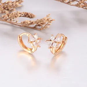 Pendientes de aro de aleación de cobre con circonitas cúbicas, gran vista de detalle.