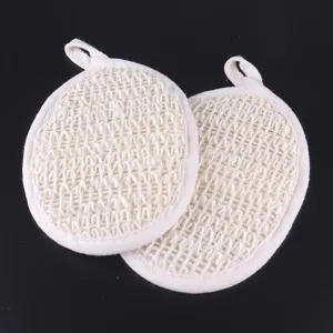 Nahaufnahme von runden Naturfaser Badeschwamm Pads mit Aufhängeschlaufe, Peeling Detailansicht