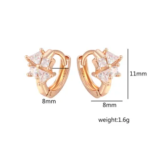 Pendientes geométricos de trébol en aleación de cobre oro rosa circonita, vista detallada.