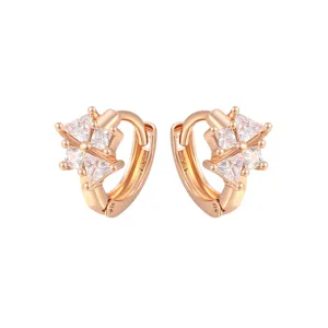 Pendientes de aro en oro rosa con diseño geométrico de racimo de cristal. Elegantes.