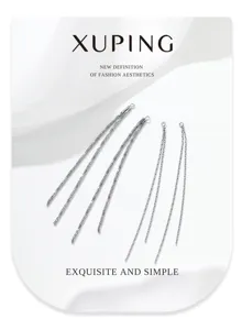 Lange Edelstahl Quaste Kette Ohrringe Detailansicht, minimalistisches Mode Accessoire.