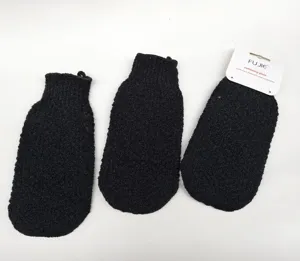 Ensemble de gants de bain exfoliants noirs pour le nettoyage du corps et la douche.