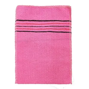 Guanto da bagno esfoliante rosa con strisce nere e rosse, consistenza ruvida corpo.