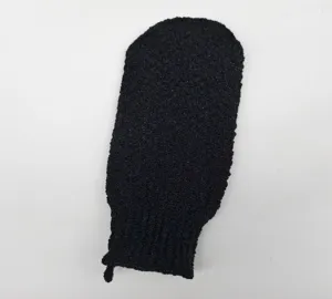 Détail de gant de bain exfoliant noir, surface de gommage texturée, ajustement confortable.