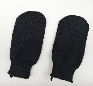 Vue détaillée de gants de bain exfoliants noirs en nylon pour un nettoyage corporel en profondeur.