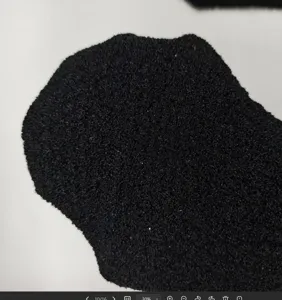 Gros plan détaillé du gant de douche en nylon noir montrant sa texture exfoliante.